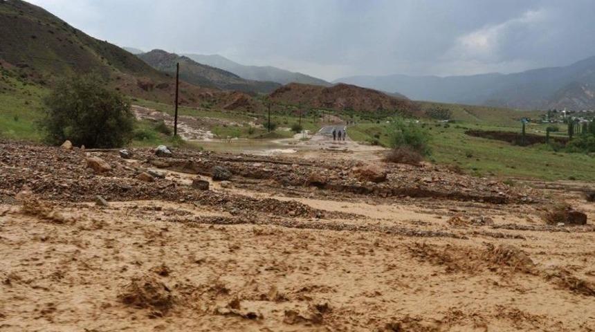 Sel Suları Karayolunu Trafiğe Kapattı