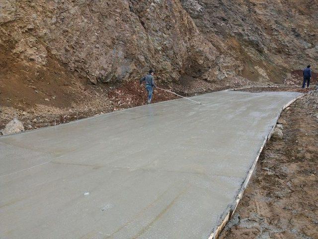 Sason’da Grup Köy Yolunda Betonarme Çalışmaları Başlatıldı