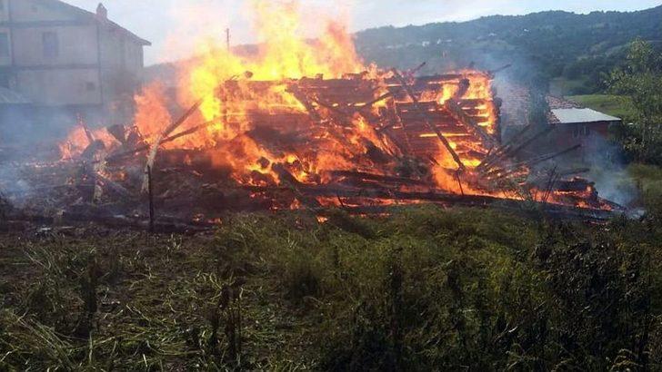 Kastamonu’da Çıkan Yangında 7 Ev, 3 Ambar Ve 1 Ahır Küle Döndü G2