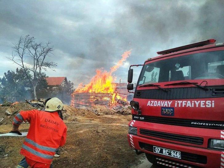 Kastamonu’da Çıkan Yangında 7 Ev, 3 Ambar Ve 1 Ahır Küle Döndü G3