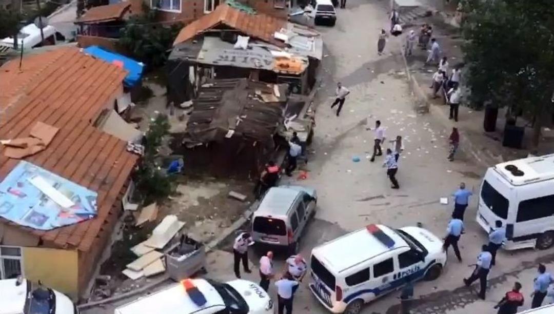 D&uuml;ğ&uuml;nde Onlarca Kişi Taş Ve Sopalarla Birbirine Girdi