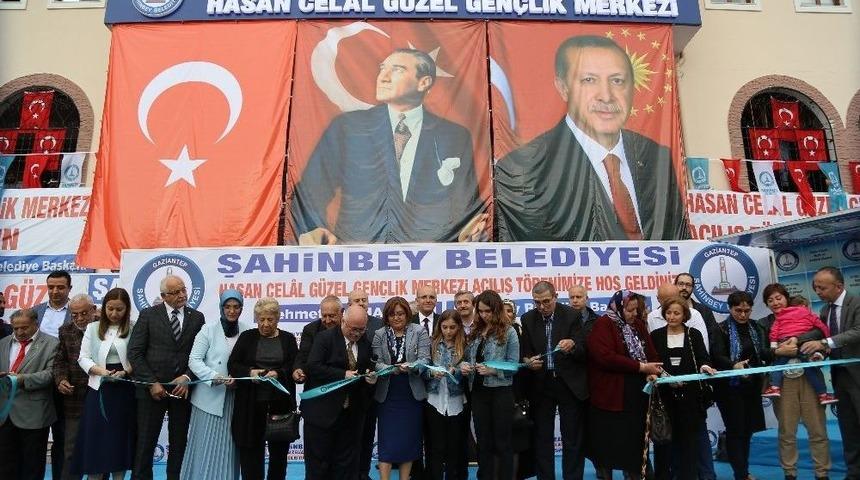 Hasan Celal G&uuml;zel&rsquo;in İsmi Memleketindeki Gen&ccedil;lik Merkezine Verildi