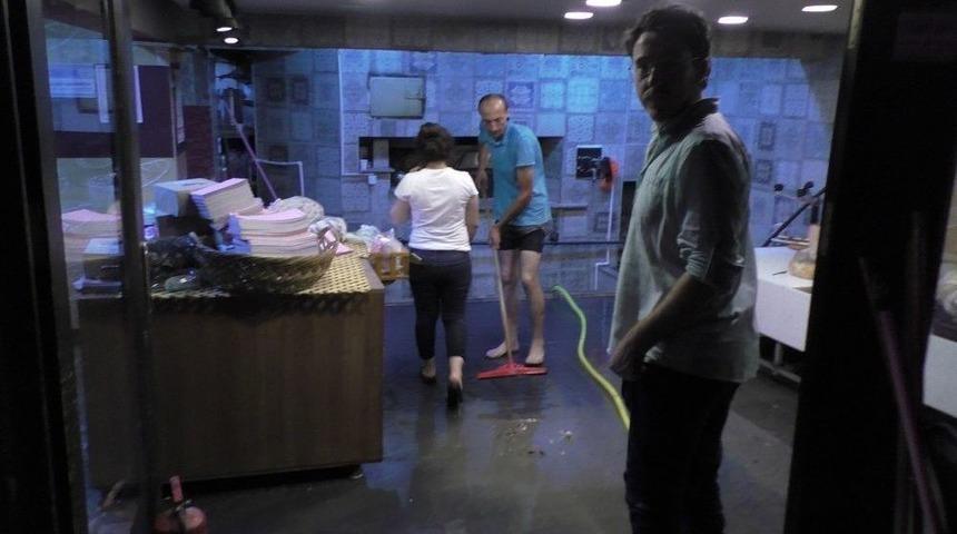 Bartın&rsquo;da Etkili Olan Yağmur Hayatı Olumsuz Etkiledi