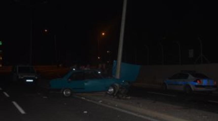 Kontrolden &Ccedil;ıkan Otomobil Aydınlatma Direğine &Ccedil;arptı