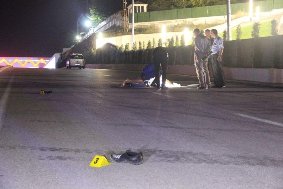 Otomobil, Yolun Ortasında Yatan Şahsı Ezip Ge&ccedil;ti: 1 &Ouml;l&uuml;