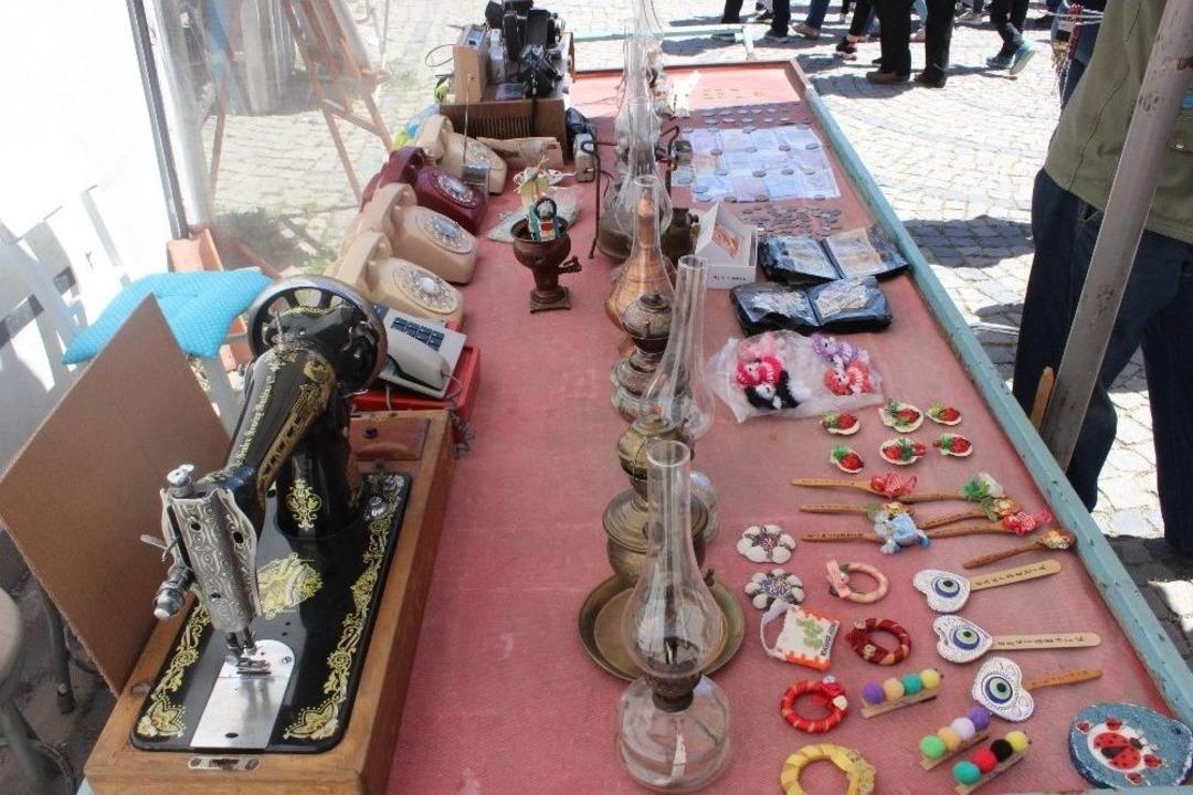 100 Yıllık Eşyaları El Arabasında Satıyor