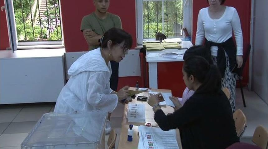 (&ouml;zel Haber) &Uuml;nl&uuml; Sanat&ccedil;ı Sezen Aksu Oyunu Kullandı