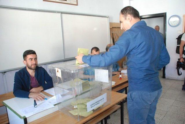 Bitlis’te Oy Kullanma İşlemi Başladı
