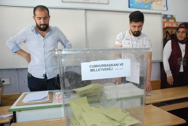 Bitlis’te Oy Kullanma İşlemi Başladı