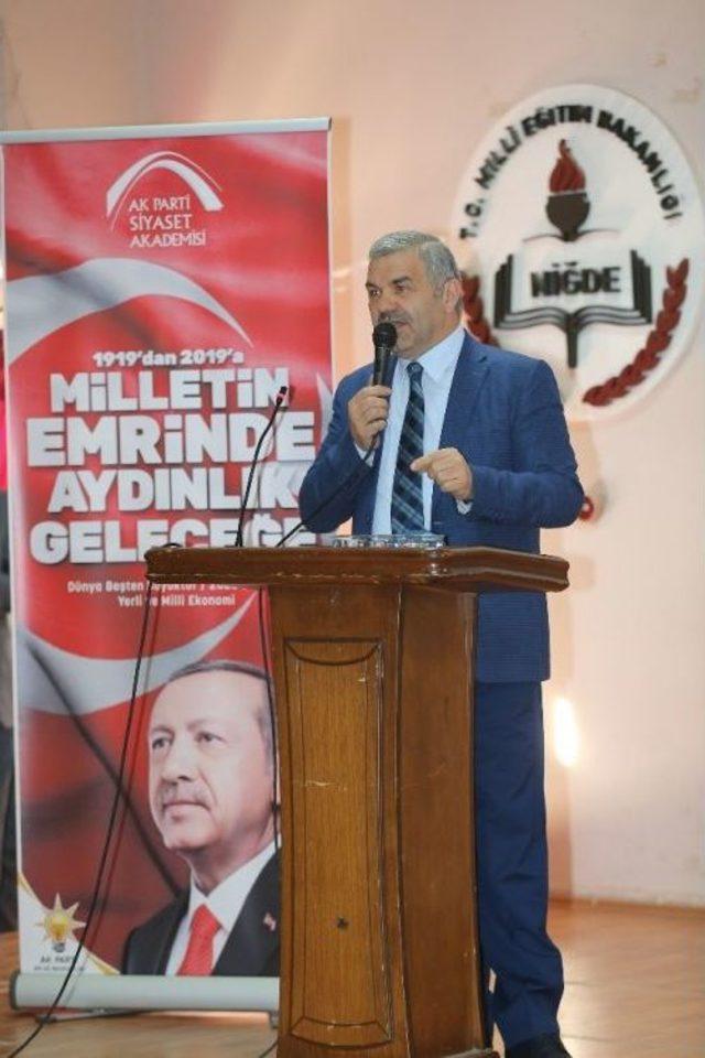 Başkan Çelik, Ak Parti Niğde İl Başkanlığı’nın Düzenlediği Siyaset Akademisi’nde Ders Verdi