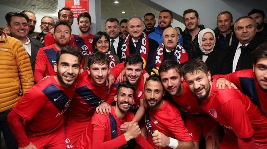 Bakan Faruk &Ouml;zl&uuml;, D&uuml;zcespor Soyunma Odasına Girdi
