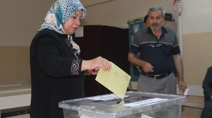 Elazığ, Bing&ouml;l Ve Tunceli&rsquo;de De Oy Kullanma İşlemi Başladı