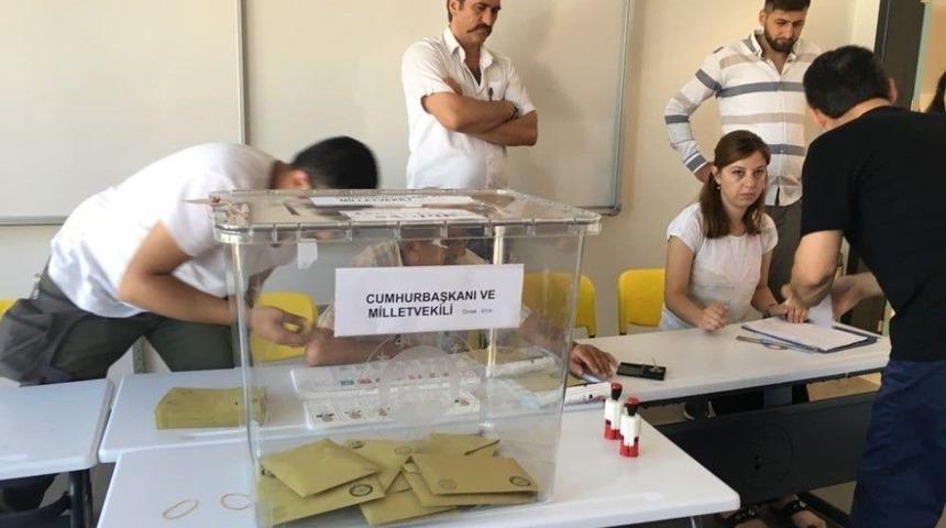 Başbakan&rsquo;ın Da Oyunu Kullanacağı İzmir&rsquo;de Oy Verme İşlemi Başladı