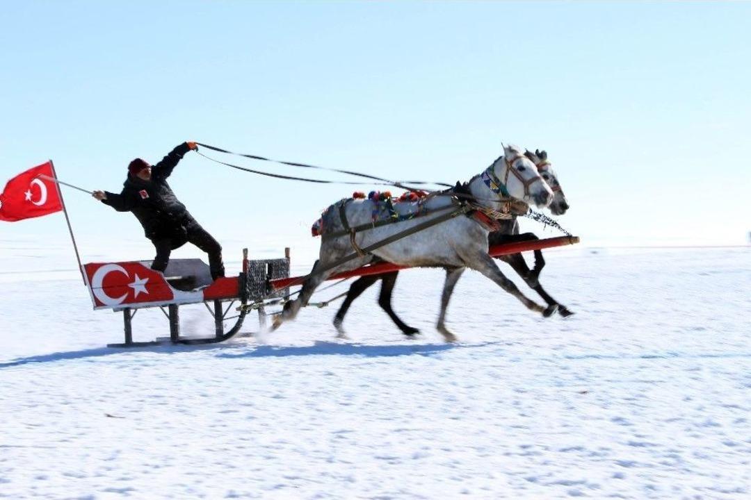 Nikahlarını Buz Tutan &Ccedil;ıldır G&ouml;l&uuml; &Uuml;zerinde Kıydırdılar