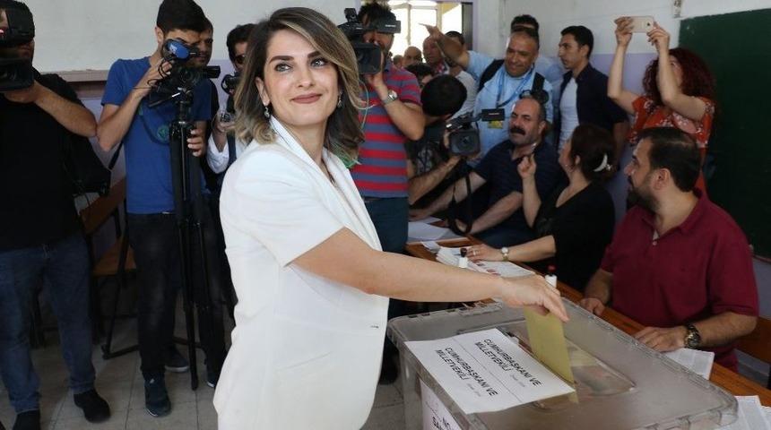 Cumhurbaşkanı Adayı Demirtaş&rsquo;ın Eşi Başak Demirtaş Oyunu Kullandı