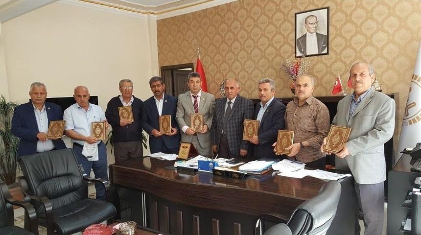 Muhtarlardan M&uuml;ft&uuml; &Ouml;zt&uuml;rk&ccedil;&uuml;&rsquo;ye Plaket