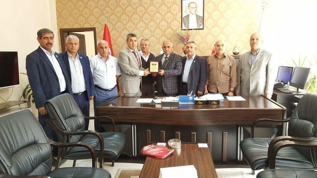 Muhtarlardan Müftü Öztürkçü’ye Plaket