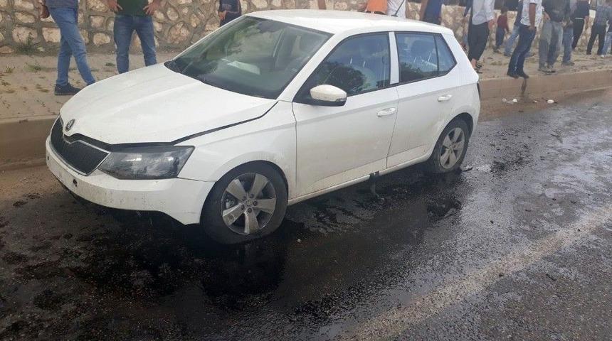 Otomobil Aydınlatma Direğine &Ccedil;arptı: 4 Yaralı