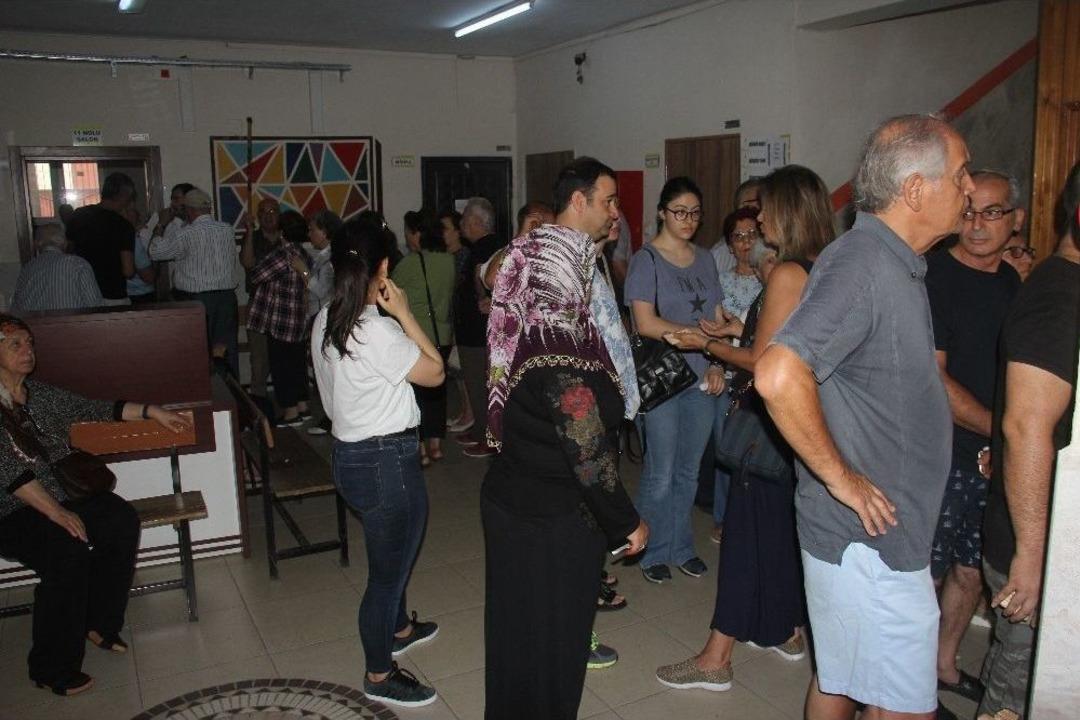 Adana Valisi Demirtaş Oy Kullanmak İ&ccedil;in Sıra Bekledi