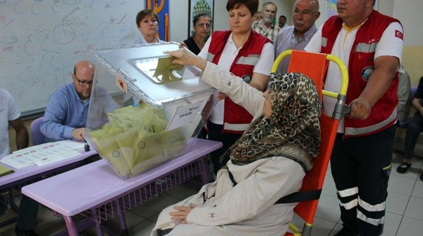 Engelli Ve Yatalak Hastalar &Ouml;zel Ara&ccedil;larla Oy Kullanmaya G&ouml;t&uuml;r&uuml;ld&uuml;