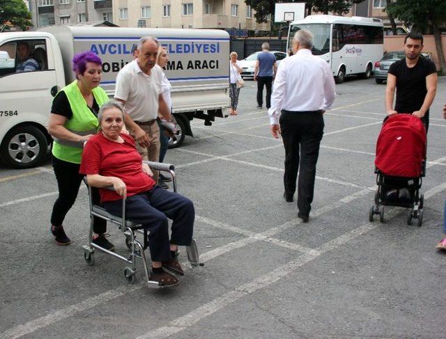 Engelli Ve Yatalak Hastalar Özel Araçlarla Oy Kullanmaya Götürüldü