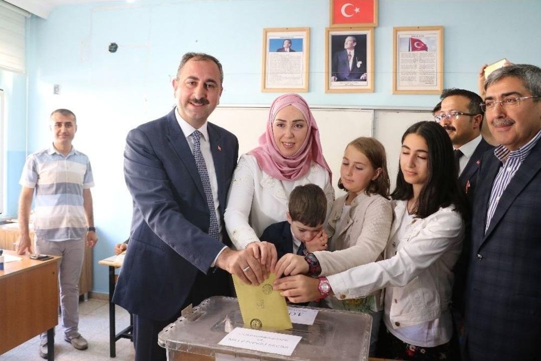 Adalet Bakanı G&uuml;l Oyunu Kullandı