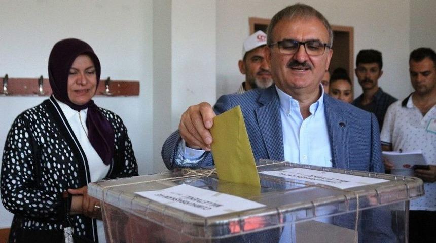 Vali Karaloğlu Eşiyle Birlikte Oyunu Kullandı