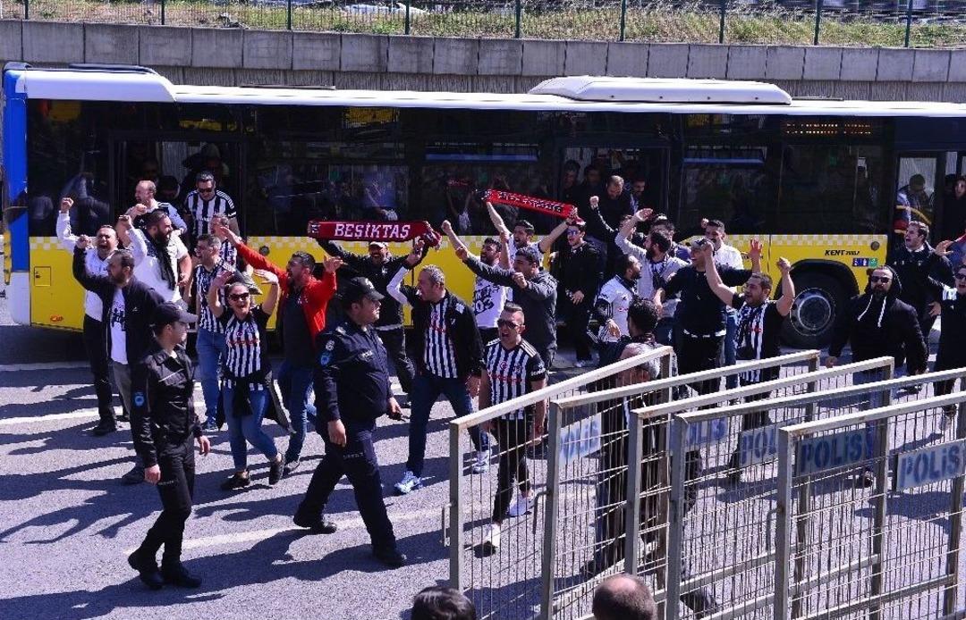 Beşiktaşlı Taraftarlar Stada Geldi