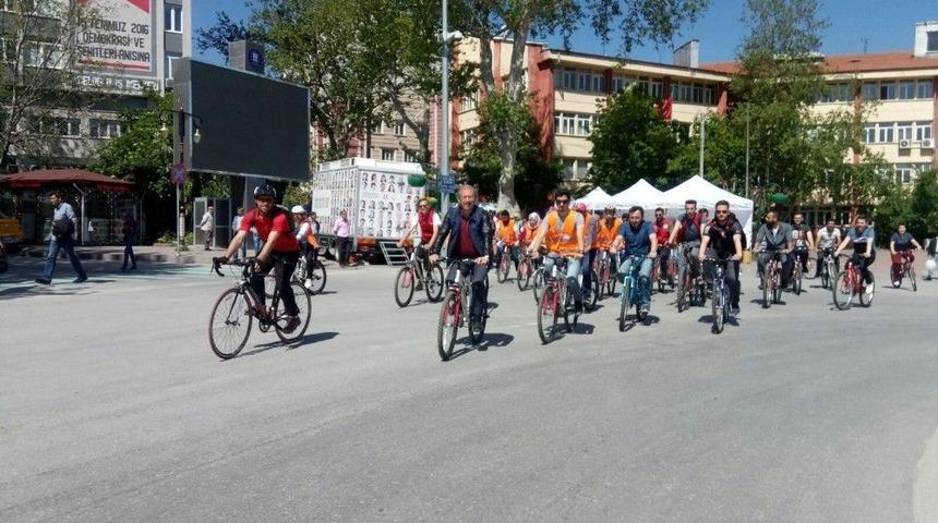 Bisikletini Alan Sağlığı İ&ccedil;in Pedal &Ccedil;evirdi