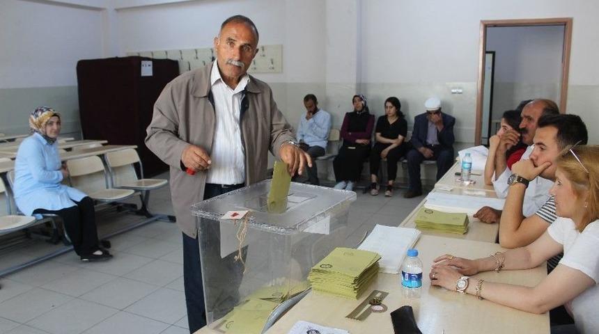 Vanlılar Oy Kullanmaya Başladı