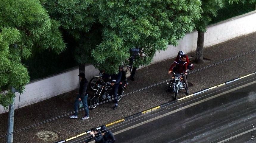 Aniden Bastıran Sağanak Motosikletlileri Vurdu