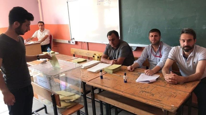 Muş&rsquo;ta Se&ccedil;menler Sandık Başına Gitti