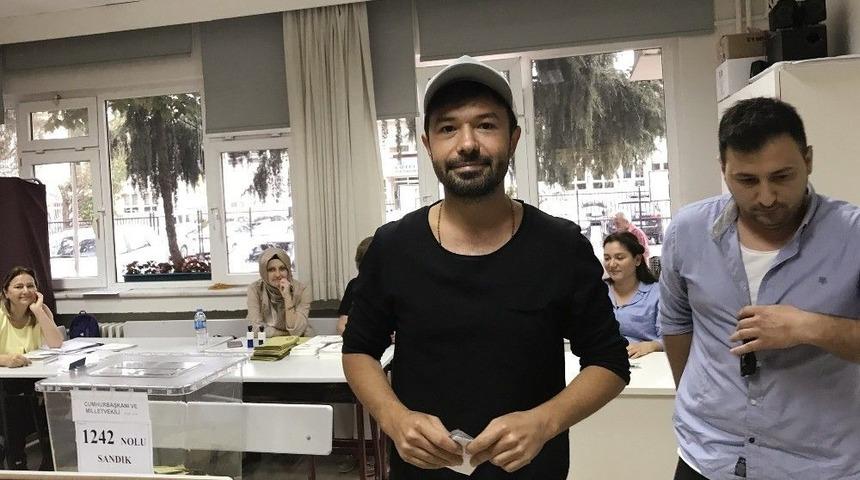 &Uuml;nl&uuml; Sanat&ccedil;ı Yalın&rsquo;dan Oy Kullanmak İstemeyenlere İlgin&ccedil; Tepki