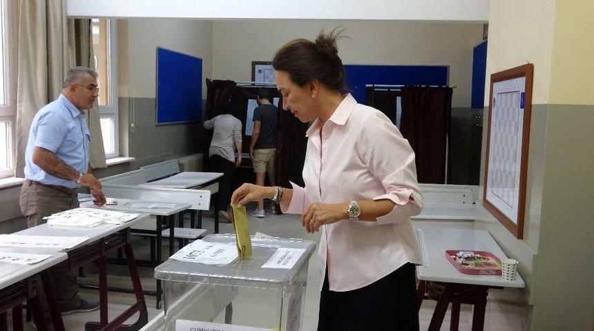 &Uuml;nl&uuml; Oyuncu Demet Akbağ M&uuml;hr&uuml; Taşırınca Panik Yaşadı