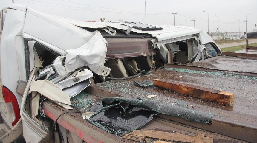 Tıra &Ccedil;arpan Servis Minib&uuml;s&uuml; Kağıt Gibi Yırtıldı: 10 Yaralı