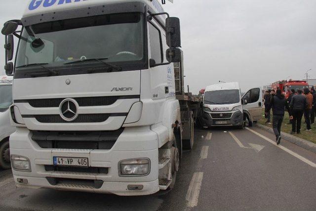 Tıra Çarpan Servis Minibüsü Kağıt Gibi Yırtıldı: 10 Yaralı