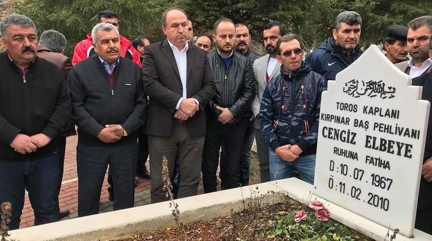Başpehlivan Cengiz Elbeye Mezarı Başında Anıldı