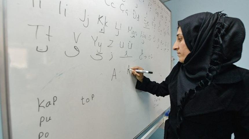 M&uuml;lteci Kadınlar T&uuml;rk&ccedil;e &Ouml;ğreniyor