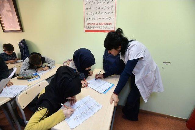 M&uuml;lteci Kadınlar T&uuml;rk&ccedil;e &Ouml;ğreniyor 1