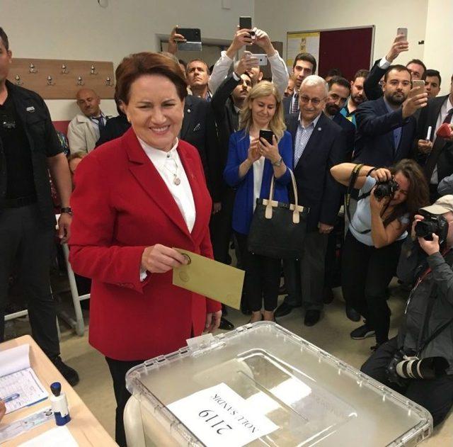 Cumhurbaşkanı Adayı Akşener, Oyunu Beylerbeyi’nde Kullandı