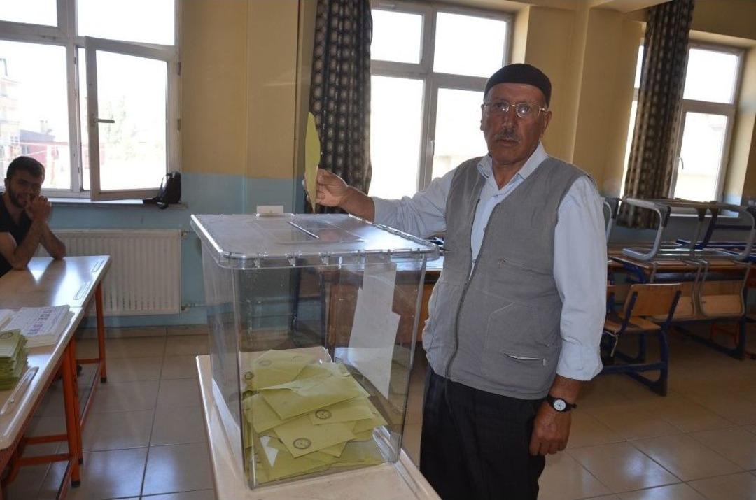 Y&uuml;ksekova&rsquo;da Oy Verme İşlemi Başladı