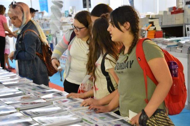 Balıkesir’de Kitap Fuarına Yoğun İlgi