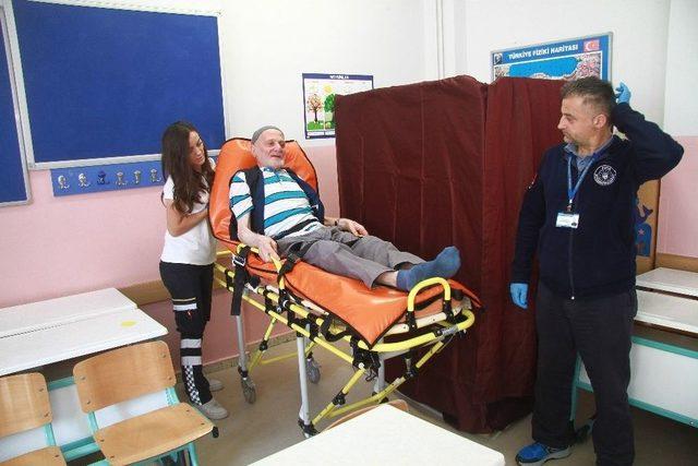 93 Yaşında Sedye İle Oy Kullandı 1