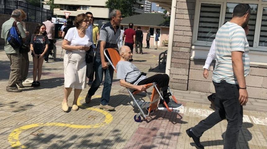 Tekerlekli Sandalye İle Oy Kullanmaya Geldiler