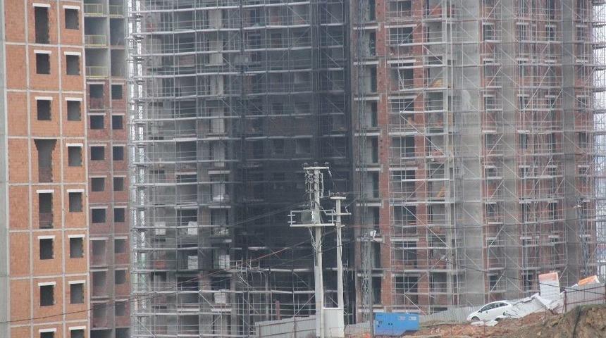 İzolasyon Malzemeleri Alev Aldı, 5 İş&ccedil;i Dumandan Etkilendi