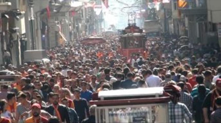 Taksim&rsquo;de İnsan Seli