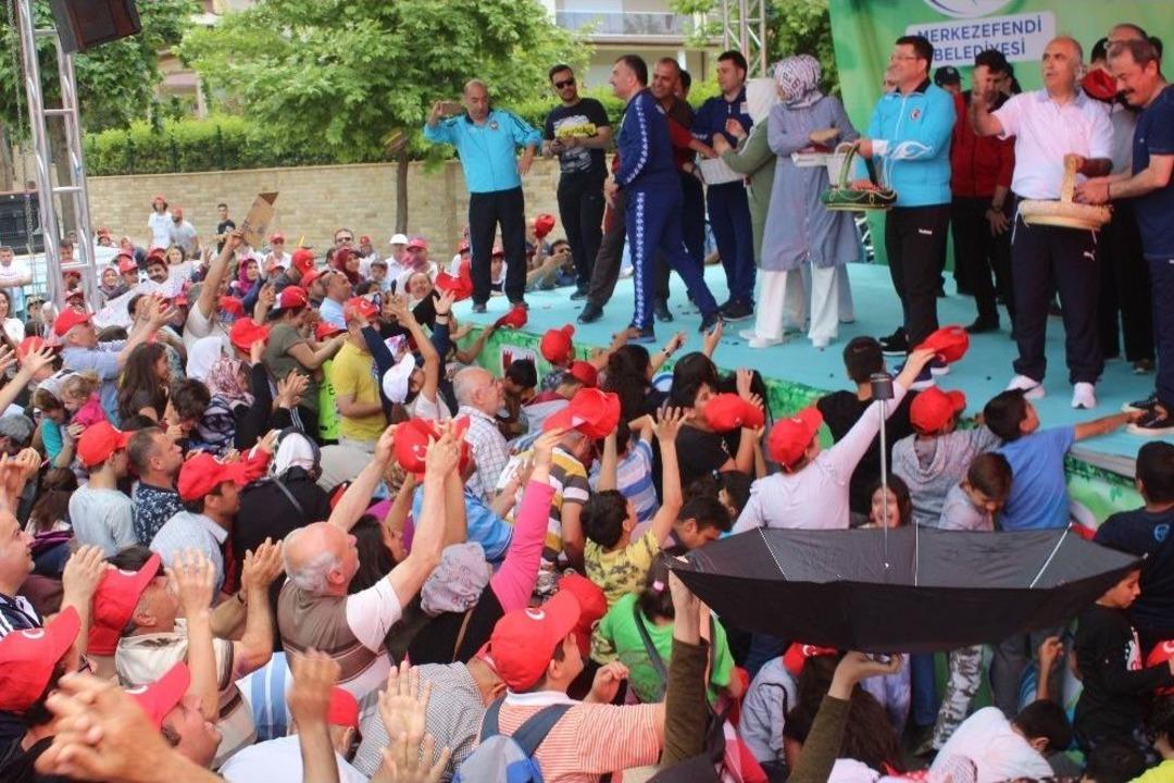 Denizli&rsquo;de Binlerce Mesir Macunu Dağıtıldı