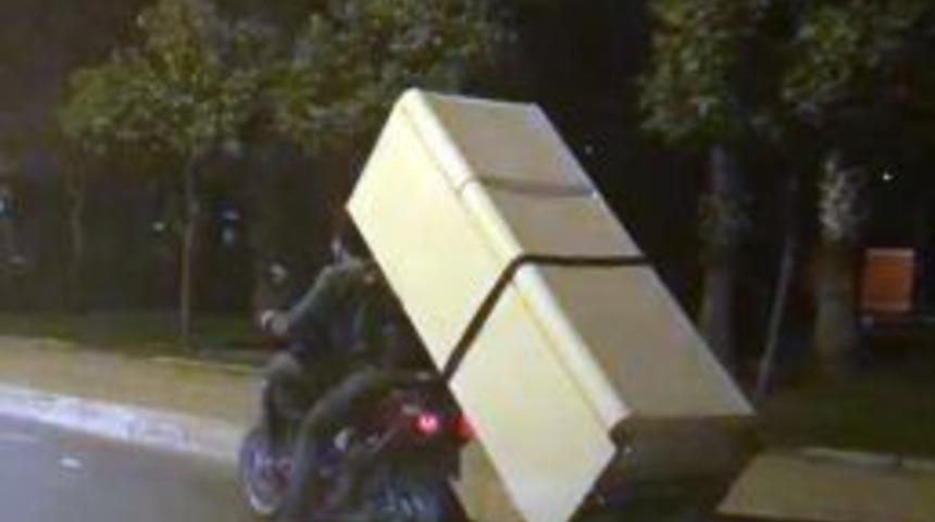 Buzdolabını Motosikletle Taşıdılar