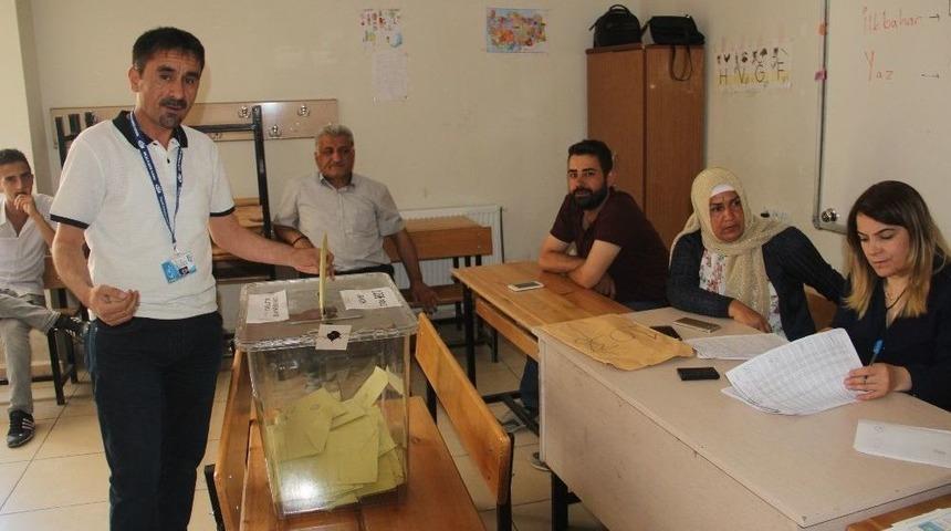 Hakkari’de Oy Kullanmaya Başladı