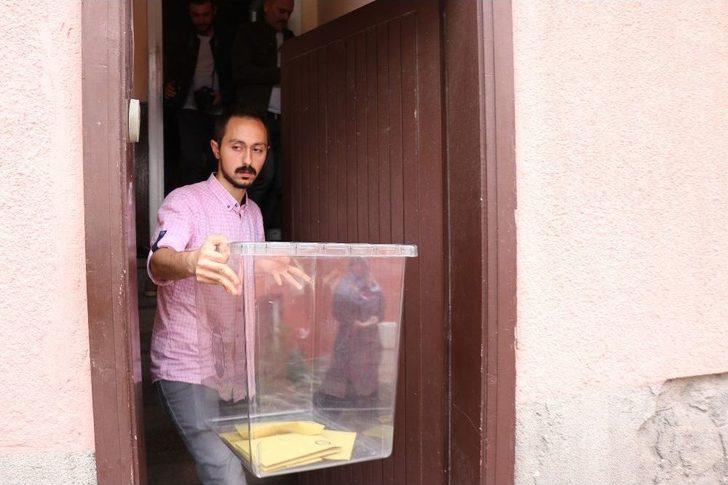 Yaşlı Ve Hasta Vatandaşlar Seyyar Sandıklarda Oy Kullandı G1